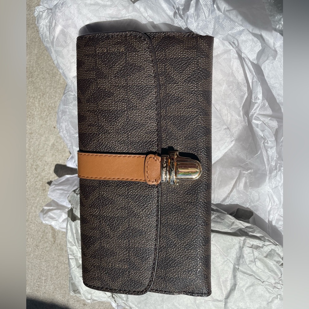 Michael Kors Brown Wallet. Like New